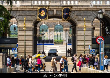 Paysage urbain de Madrid avec les portes du Palais Royal ouvertes pour une voiture noire après une cérémonie à Madrid, Espagne. Une vue d'horizon des murs du Palais Royal, jardins Banque D'Images