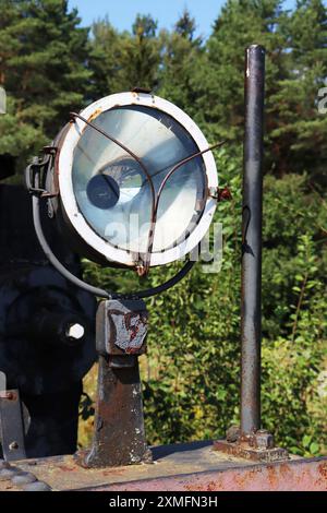 Photo verticale d'une lampe de projecteur d'une vieille locomotive à vapeur abandonnée. Banque D'Images