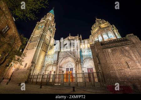 Cathédrale de Tolède, connue sous le nom de cathédrale primitive de Sainte-Marie de Tolède illuminée la nuit sur la place de la ville à Tolède, Espagne. Une église catholique romaine. Banque D'Images