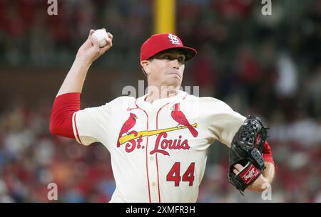 Louis, États-Unis. 27 juillet 2024. Le lanceur débutant Louis Cardinals Kyle Gibson livre un pitch aux Washington Nationals en première manche au Busch Stadium à nouveau Louis le samedi 27 juillet 2024. Photo de Bill Greenblatt/UPI crédit : UPI/Alamy Live News Banque D'Images