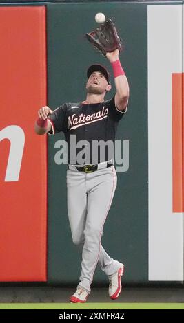 Louis, États-Unis. 27 juillet 2024. Le rival des Washington Nationals Lane Thomas fait la prise facile sur une boule de mouche hors de la batte de nouveaux Louis Cardinals Paul Goldschmidt en deuxième manche au Busch Stadium à nouveaux Louis le samedi 27 juillet 2024. Photo de Bill Greenblatt/UPI crédit : UPI/Alamy Live News Banque D'Images