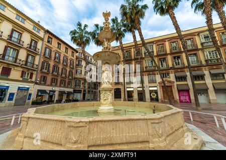 Plaza de la Constitución (place de la Constitution) avec fontaine dans la vieille ville historique de Malaga, Costa del sol, Espagne. Málaga paysage urbain pas de gens, jour Banque D'Images