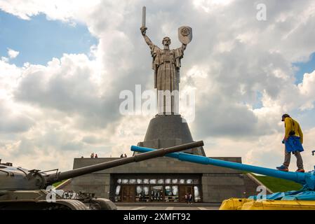 Kiev (Kiev) vue panoramique du Monument de la mère patrie, la statue de mère Ukraine, avec un homme marchant sur un char militaire au Musée de la guerre en Ukraine. Banque D'Images