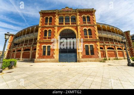 Salamanca panoramique avec Plaza de Toros de Salamanca arène de tauromachie, arène également connue sous le nom de la Glorieta ou Plaza de Toros de la Glorieta en Espagne. Banque D'Images