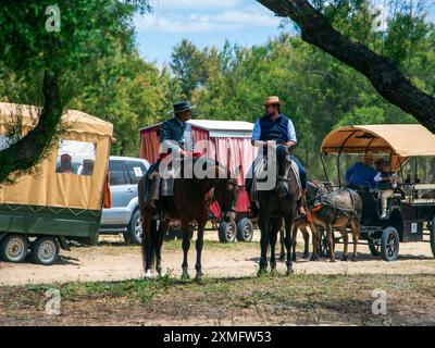 Pèlerins en approche à cheval à travers les sables du parc national de Doñana à leur destination dans le village d'El Rocio à Almonte à la fin de Banque D'Images