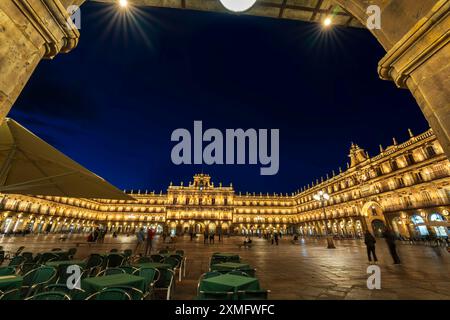 Salamanca Plaza Mayor illuminé au crépuscule, nuit à Salamanque, Espagne. Salamanque paysage urbain panoramique de la place de la ville avec des restaurants en plein air, Hôtel de ville Banque D'Images