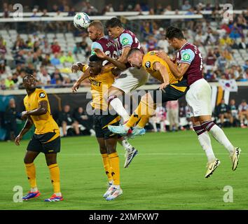 Jacksonville, Floride, États-Unis. 27 juillet 2024. Premier League amicale, West Ham United vs Wolverhampton. Tomáš Souček (28) de West Ham et Nayef Aguerd (27) gagnent l'avantage pour l'en-tête sur Yerson Mosquera (14) et Matt Doherty (2) de Wolves. Crédit photo : Tim Davis/Alamy Live News Banque D'Images