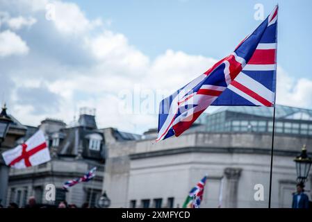 Les militants tiennent des drapeaux pendant la marche à Trafalgar Square. Des militants politiques des factions opposées ont protesté dans le centre de Londres. Le premier événement, appelé « Marche pour la liberté pour la Grande-Bretagne », a marché vers Trafalgar Square, où l'événement s'est terminé. Des militants politiques rivaux ont organisé une marche d'opposition qui a commencé à Russell Square et s'est également terminée à Trafalgar Square. Des militants politiques des factions opposées ont protesté dans le centre de Londres. Le premier événement, Marche pour la liberté pour la Grande-Bretagne, a marché vers Trafalgar Square, où l'événement s'est terminé. Des activistes politiques rivaux ont organisé une opposition au mar Banque D'Images