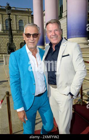 Patrick Lindner mit Ehemann Peter Schäfer beim Event Oper für alle 2024 im Rahmen der Münchner Opernfestspiele im Nationaltheater mit der Live-Opernübertragung von Giacomo Puccinis Tosca auf dem Max-Joseph-Platz. München, 27.07.2024 *** Patrick Lindner avec son mari Peter Schäfer à l'Opéra pour tous 2024 dans le cadre du Festival de l'Opéra de Munich au Nationaltheater avec la diffusion en direct de Giacomo Puccinis Tosca sur Max Joseph Platz Munich, 27 07 2024 Foto:XF.xKernx/xFuturexImagex oper muenchen 4747 Banque D'Images