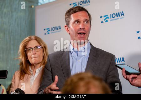 Des Moines, États-Unis. 27 juillet 2024. Le gouverneur Andy Beshear s'entretient avec les journalistes après son discours tandis que la présidente du Parti démocrate de l'Iowa, Rita Hart, écoute en arrière-plan. Le gouverneur du Kentucky Andy Beshear a pris la parole lors du dîner Liberty & Justice du Parti démocratique de l'Iowa. (Photo de Greg Hauenstein/SOPA images/SIPA USA) crédit : SIPA USA/Alamy Live News Banque D'Images