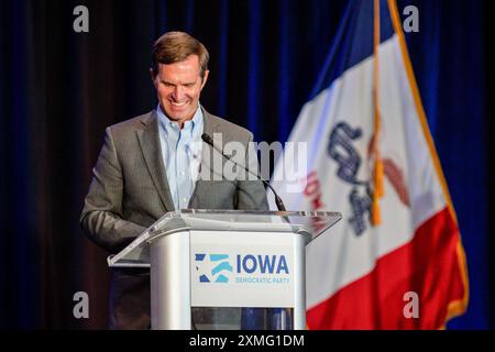 Des Moines, États-Unis. 27 juillet 2024. Le gouverneur Andy Beshear rit pendant son discours. Le gouverneur du Kentucky Andy Beshear a pris la parole lors du dîner Liberty & Justice du Parti démocratique de l'Iowa. (Photo de Greg Hauenstein/SOPA images/SIPA USA) crédit : SIPA USA/Alamy Live News Banque D'Images