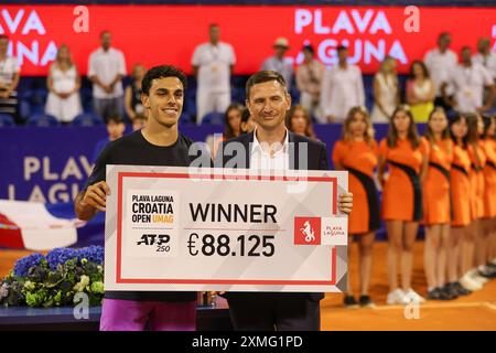 Pula, Hrvatska. 27 juillet 2024. L'argentin Francisco Cerundolo a remporté le trophée de l'Open de Croatie en devançant l'Italien Lorenzo Musetti, à l'ITC Stella Maris à Umag le 27. Juillet 2024. Photo : Srecko Niketic/PIXSELL crédit : Pixsell/Alamy Live News Banque D'Images