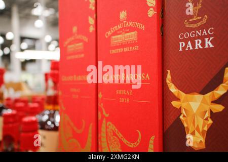 Los Angeles, Californie, États-Unis - 04-06-2021 : une vue de deux boîtes de bouteilles de vin Chateau Tanunda Grand Barossa Shiraz 2018, au magasin. Banque D'Images