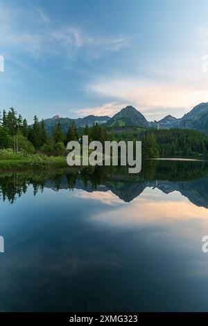 Strbske pleso lac avec des sommets au-dessus dans les montagnes de Hautes Tatras en Slovaquie pendant le matin d'été Banque D'Images