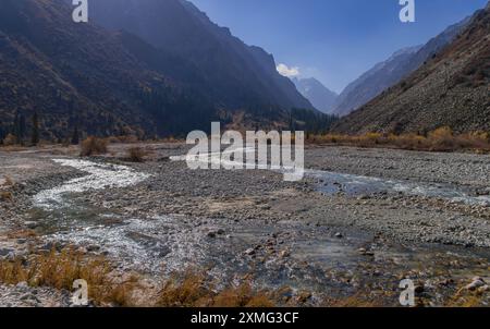 La rivière de montagne dans la belle vallée du parc naturel d'Ala-Archa, Kirghizistan, pendant la belle journée d'automne en Asie centrale Banque D'Images