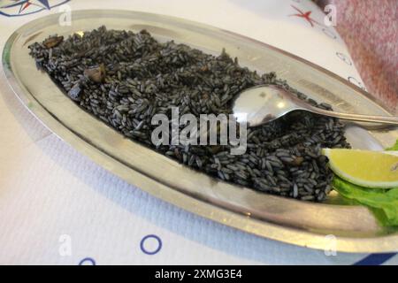 Risotto à l'encre de calmar dans un restaurant à Dubrovnik, Croatie Banque D'Images