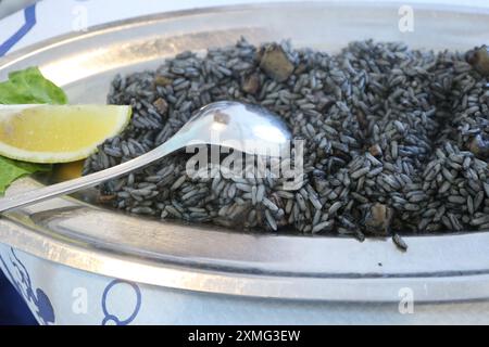 Risotto à l'encre de calmar dans un restaurant à Dubrovnik, Croatie Banque D'Images