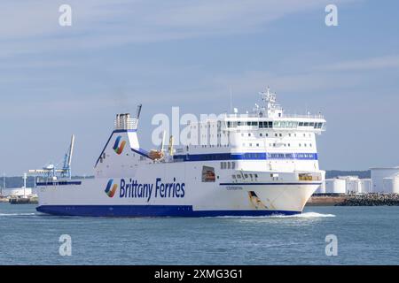 Le Havre, France - vue sur le cargo à passagers Ro-Ro COTENTIN quittant le port du Havre. Banque D'Images