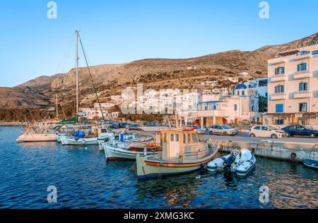 Le front de mer d'Aegiali au coucher du soleil. Aigiali est un pittoresque village de pêcheurs sur l'île d'Amorgos, dans les Cyclades, en Grèce. Banque D'Images