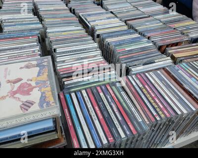 Los Angeles, Californie, États-Unis - 04-26-2021, une vue d'une table pleine de CD de musique aléatoires, vue lors d'une rencontre locale d'échange. Banque D'Images