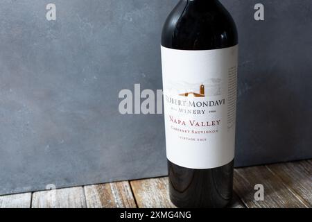 Los Angeles, Californie, États-Unis - 2021-05-05 : vue d'une bouteille de vin cabernet sauvignon de Robert Mondavi Winery. Banque D'Images