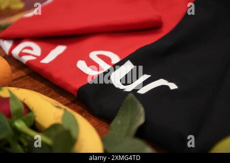 Pasto, Colombie. 19 juillet 2024. Un drapeau du front ELN Comuneros del sur est placé lors d'un événement entre des membres du front 'Comuneros del sur' de l'ELN (Armée de libération nationale) et le gouvernement colombien, à Pasto, Colombie, le 19 juillet 2024. Photo par : Camilo Erasso/long Visual Press crédit : long Visual Press/Alamy Live News Banque D'Images