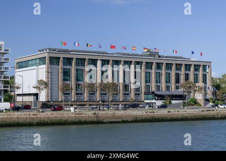 Le Havre, France - bâtiment de la Chambre de commerce et d'industrie transformé en casino, construit dans les années 50 le long du bassin du commerce. Banque D'Images