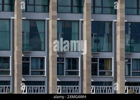 Le Havre, France - bâtiment de la Chambre de commerce et d'industrie transformé en casino, construit dans les années 50 le long du bassin du commerce. Banque D'Images