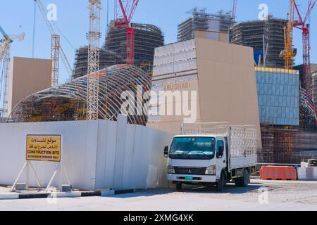 Les formes futuristes de construction du musée Guggenheim en construction dans le quartier culturel, île de Saadiyat. Banque D'Images