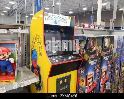 Los Angeles, Californie, États-Unis - 04-26-2021, une vue d'un jeu d'arcade miniature rétro PAC-Man, exposé dans un magasin d'électronique local. Banque D'Images