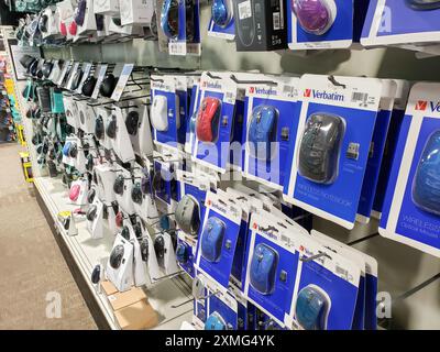 Los Angeles, Californie, États-Unis - 04-26-2021, une vue de plusieurs paquets de souris d'ordinateur, exposés dans un magasin d'électronique local. Banque D'Images