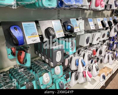 Los Angeles, Californie, États-Unis - 04-26-2021, une vue de plusieurs souris d'ordinateur, exposées dans un magasin d'électronique local. Banque D'Images