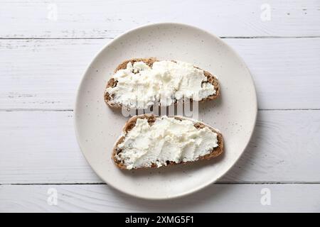 Bruschettas au fromage ricotta sur table en bois blanc, vue de dessus Banque D'Images