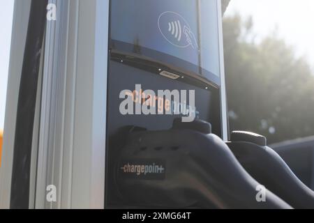 Los Angeles, Californie, États-Unis - 04-26-2021, une vue rapprochée d'un port de véhicule électrique Chargepoint avec des pompes connectées. Banque D'Images