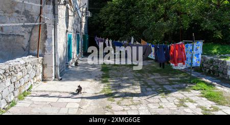 Kotor, Monténégro - 4 octobre 2019 : Journée de blanchisserie dans une ruelle de la vieille ville avec un chat curieux. Banque D'Images