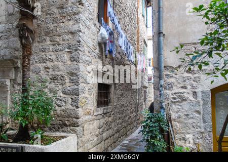 Kotor, Monténégro - 4 octobre 2019 : ruelle pittoresque avec lessive suspendue et architecture en pierre. Banque D'Images