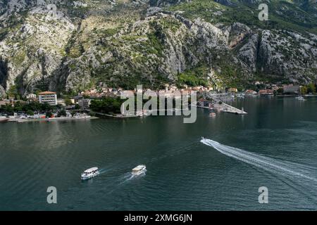 Kotor, Monténégro - 4 octobre 2019 : vue aérienne de la baie historique avec des bateaux. Banque D'Images