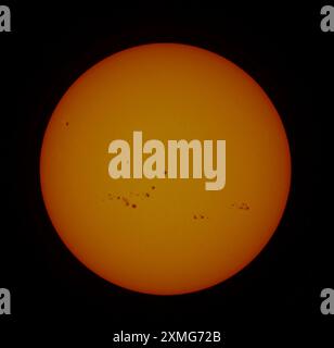 Londres, Royaume-Uni. 28 juillet 2024. Ciel bleu et deux jours de 'canicule' pour le début de la semaine de travail. Le Soleil affiche plusieurs taches solaires dans cette image filtrée spécialement. Crédit : Malcolm Park/Alamy Live News Banque D'Images