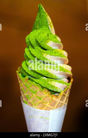 Los Angeles, États-Unis. 27 juillet 2024. Un cornet de crème glacée matcha à Little Tokyo, Los Angeles, Californie. Crédit : Stu Gray/Alamy Live News. Banque D'Images