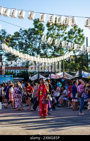 Los Angeles, États-Unis. 27 juillet 2024. Une femme portant un kimono rouge se prépare à danser le bon Odori sous les lanternes obon au festival Obon de Higashi, événement du festival Obon japonais au temple bouddhiste Higashi Honganji à Little Tokyo, Los Angeles, Californie. Obon est un événement traditionnel japonais honorant les esprits ancestraux. Crédit : Stu Gray/Alamy Live News. Banque D'Images