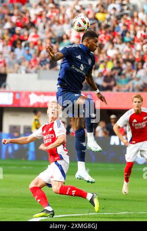 Los Angeles, États-Unis. 27 juillet 2024. Marcus Rashford de Manchester United (TOP) et Alex Zinchenko d'Arsenal (l) en action lors d'un match de football amical d'avant-saison au Sofi Stadium. Score final ; Manchester United 1:2 Arsenal (photo de Ringo Chiu/SOPA images/SIPA USA) crédit : SIPA USA/Alamy Live News Banque D'Images