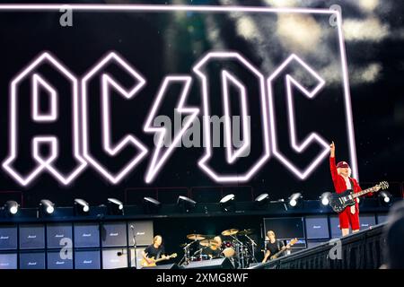 Allemagne ,Nürnberg, Zeppelinfeld - 27 juillet 2024 - concert - AC/DC : Power Up Tour Nürnberg image : Angus Young, d'AC/DC, en formation lors de leur Power Up Tour à Zeppelinfeld à Nürnberg, Allemagne crédit : Ryan Evans/Alamy Live News Banque D'Images