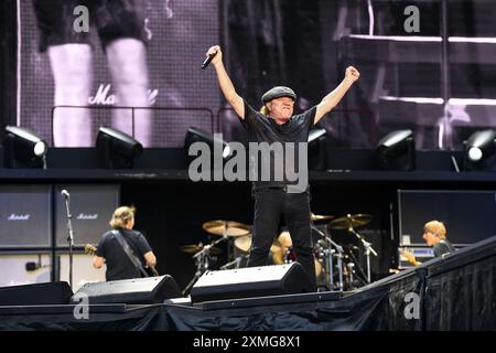 Allemagne ,Nürnberg, Zeppelinfeld - 27 juillet 2024 - concert - AC/DC : Power Up Tour Nürnberg image : Brain Jonhson, d'AC/DC, en formation lors de leur Power Up Tour à Zeppelinfeld à Nürnberg, Allemagne crédit : Ryan Evans/Alamy Live News Banque D'Images