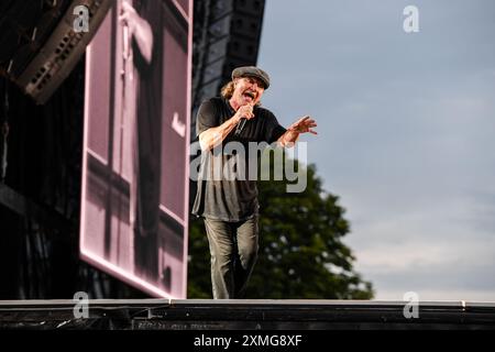 Allemagne ,Nürnberg, Zeppelinfeld - 27 juillet 2024 - concert - AC/DC : Power Up Tour Nürnberg image : Brain Jonhson, d'AC/DC, en formation lors de leur Power Up Tour à Zeppelinfeld à Nürnberg, Allemagne crédit : Ryan Evans/Alamy Live News Banque D'Images