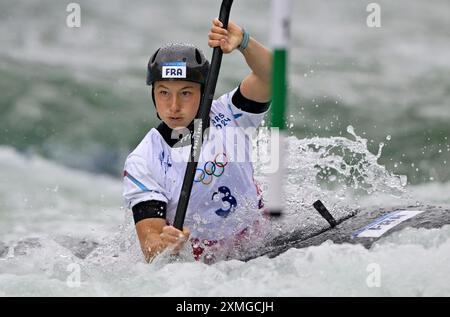Paris, France. 27 juillet 2024. Jeux Olympiques de Paris 2024. Canoë Slalom. Stade nautique olympique. Paris. Camille Prigent (FRA) dans la compétition féminine de kayak Single Heats 1ère course lors des Jeux olympiques de Paris 2024 au stade olympique nautique, France. Crédit : Sport in Pictures/Alamy Live News Banque D'Images