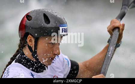 Paris, France. 27 juillet 2024. Jeux Olympiques de Paris 2024. Canoë Slalom. Stade nautique olympique. Paris. Camille Prigent (FRA) dans la compétition féminine de kayak Single Heats 1ère course lors des Jeux olympiques de Paris 2024 au stade olympique nautique, France. Crédit : Sport in Pictures/Alamy Live News Banque D'Images