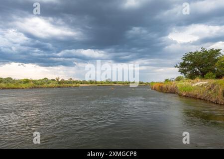 Paysage sur les rives de la rivière Okavango dans le nord de la Namibie Banque D'Images