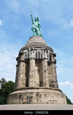 Hermannsdenkmal en Gemany, statue en bronze du chef de guerre cherusci Arminius ou Hermann en allemand debout haut sur piédestal de pierre Banque D'Images