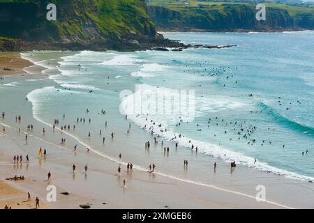 Les surfeurs plage Playa de los Locos sur une chaude journée de juillet d'été sur la côte nord de l'Espagne Suances Cantabrie Espagne Europe Banque D'Images