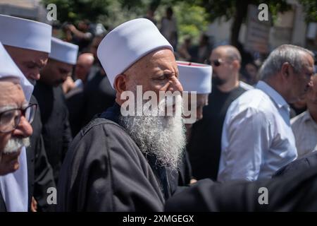 28 juillet 2024, Israël, Majdal Shams : les gens pleurent les funérailles de leurs proches dans la ville druze de Majd al-Shams, sur les hauteurs du Golan sous contrôle israélien. Plusieurs enfants et adolescents ont été tués dans une attaque à la roquette sur un terrain de football dans le village. Photo : Ilia Yefimovich/dpa Banque D'Images